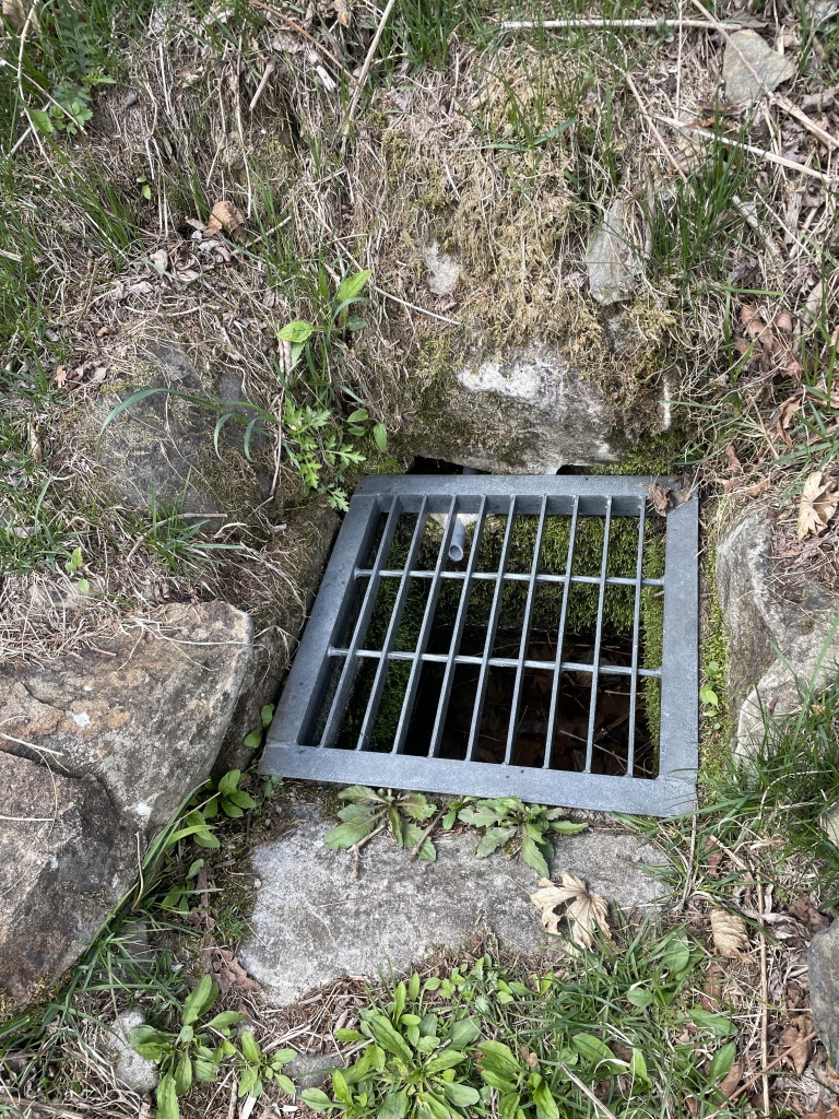 酉谷避難小屋、未だ水出ず。